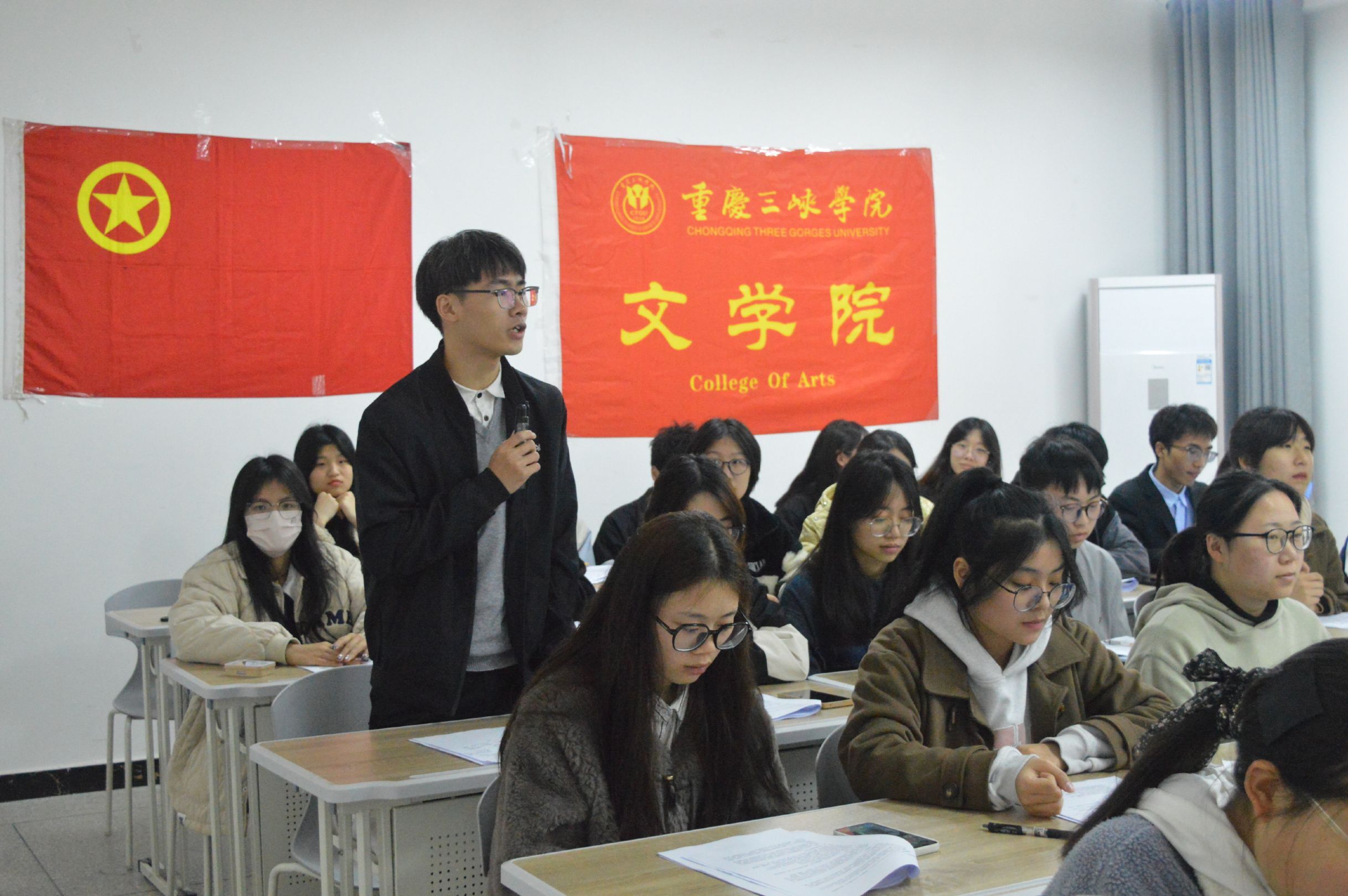 我院举行“学两会知国情，学雷锋树新风”主题团日活动 文学院